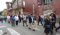 Vecinos y pol&iacute;ticos hacia el puerto pesquero. R.A.
