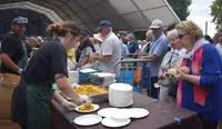 Reparto de paella en las fiestas.