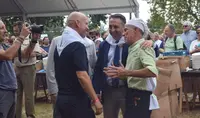 Alberto L&oacute;pez conversa con los vecinos.