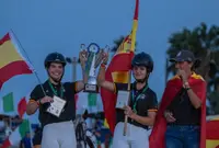 Las amazonas Nuria Cagigas y Celia Outade.