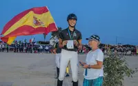 El jinete Dar&iacute;o Pila en el podium.