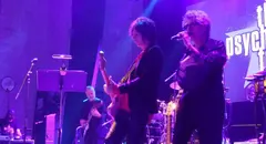 El vocal del grupo, a la derecha, sobre el escenario. R.A.