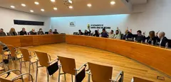 Los concejales en una votaci&oacute;n en el Pleno en Santa Cruz de Bezana.