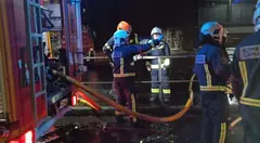 Los Bomberos en la extinci&oacute;n del incendio en Ferroatl&aacute;ntica.