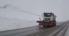 Quitanieves en la carretera.