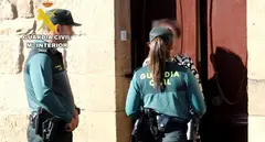 Patrulla de la Guardia Civil en el entorno rural.