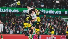 Disputa a&eacute;rea del bal&oacute;n en el encuentro.