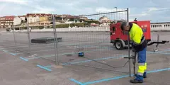 Inicio de las obras del nuevo paseo mar&iacute;timo con zonas ajardinadas y accesos renovados a la playa de Comillas.