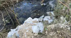 Escombros en el r&iacute;o Tabernilla.