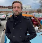 El portavoz del PRC, Felipe Pi&ntilde;a, con uno de los veh&iacute;culos abandonados.