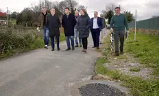 Las autoridades pol&iacute;ticas visitan las obras de saneamiento en Marina de Cudeyo.