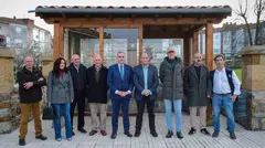 El consejero de Fomento con el equipo de Gobierno de Voto.