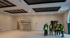 las autoridades pol&iacute;ticas visitan el interior de las instalaciones.