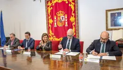 Acto del firma del convenio ferroviario en Los Corrales de Buelna.