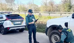 Agentes de la Guardia Civil inspecciona los veh&iacute;culos.