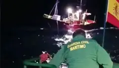 Un momento del remolque de la embarcaci&oacute;n pesquera.