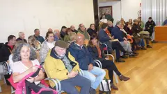 Vecinos en el Pleno de Santa Cruz de Bezana. R.A.