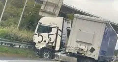 Cami&oacute;n en el accidente.