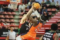 Un momento del encuentro de baloncesto en el Vicente Trueba.