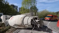 Cami&oacute;n volcado en la carretera.