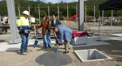 El alcalde Juan Jos&eacute; Barruetabe&ntilde;a cogi&oacute; la pala en el acto de la colocaci&oacute;n de primera piedra. R.A.