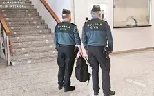 La Guardia Civil con la mochila.