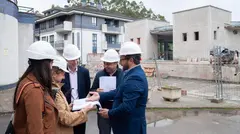 Visita a las obras del albergue de peregrinos en Boo.