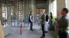 Las autoridades pol&iacute;ticas visitan las obras en Potes.