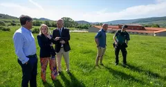 Las autoridades pol&iacute;ticas en su visita a la Hermandad de Campoo de Suso.
