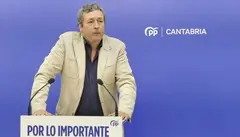 I&ntilde;igo Fern&aacute;ndez en la rueda de prensa.