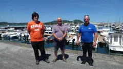 El presidente de la Asociaci&oacute;n de Pescadores Deportivos, Juan Carlos Iglesias, en el centro, con varios afectados. R.A.