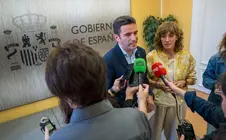 Los pol&iacute;ticos atienden a los medios de comunicaci&oacute;n.