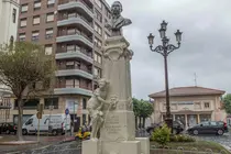 Escultura al doctor Rebolledo en Torrelavega