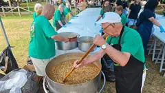 Cocinando en las perolas.