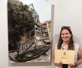 Zara Garc&iacute;a con su obra ganadora.