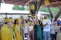 Las embajadoras con los limones solidarios. R.A.