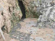 Vertidos en la playa de la Virgen del Mar en Santander.