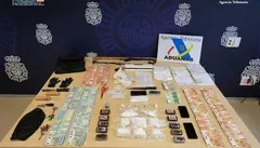 Dinero y droga incautado en la operaci&oacute;n policial.