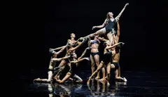 Un instante del espect&aacute;culo de danza.