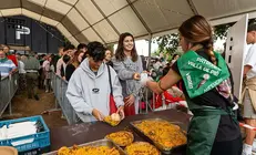 Reparto de paella en las Fiestas de la Virgen de Valencia, en Pi&eacute;lagos.