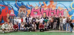 Asistentes al acto del mural en honor a