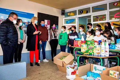 La consejera de Educaci&oacute;n y el alcalde con los alumnos del colegio p&uacute;blico Palacio.