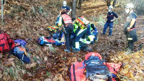 Momento del rescate del accidentado en La Bien Aparecida.