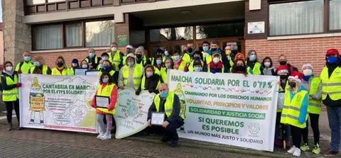 Los participantes en la marcha en el Ayuntamiento de Udias.