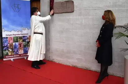 Un momento del descubrimiento de la plaza por le centenario de los Sagrados Corazones.