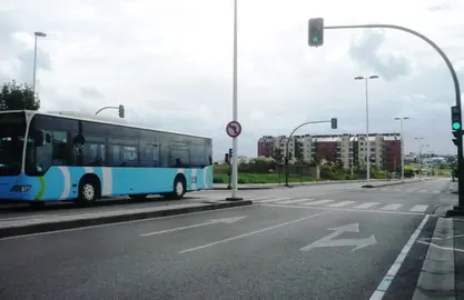 Autobús realizando su trayecto en Santander. R.A.