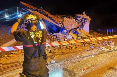El edificio del Ferían, en la localidad de Sarón, en Santa María de Cayón, tras el desplome.