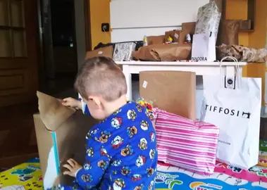 Los niños abrieron los paquetes a  lo largo de la mañana.