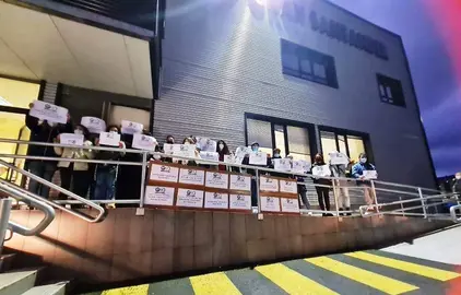 Concentración de los trajadores en la sede de la empresa en Santander.