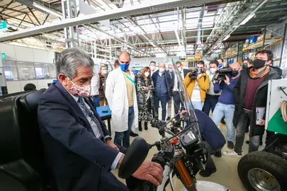 Las autoridades políticas visitan ala empresa en Treto.